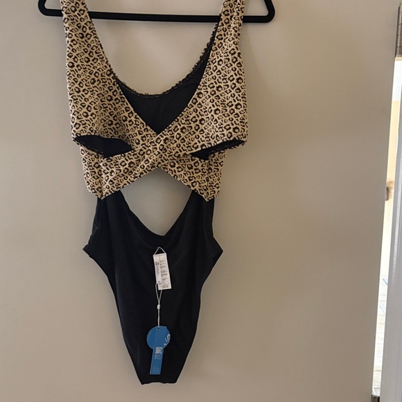 NWT Cupshe Leopard Print and Black Swimsuit size 1X - Picture 2 of 4